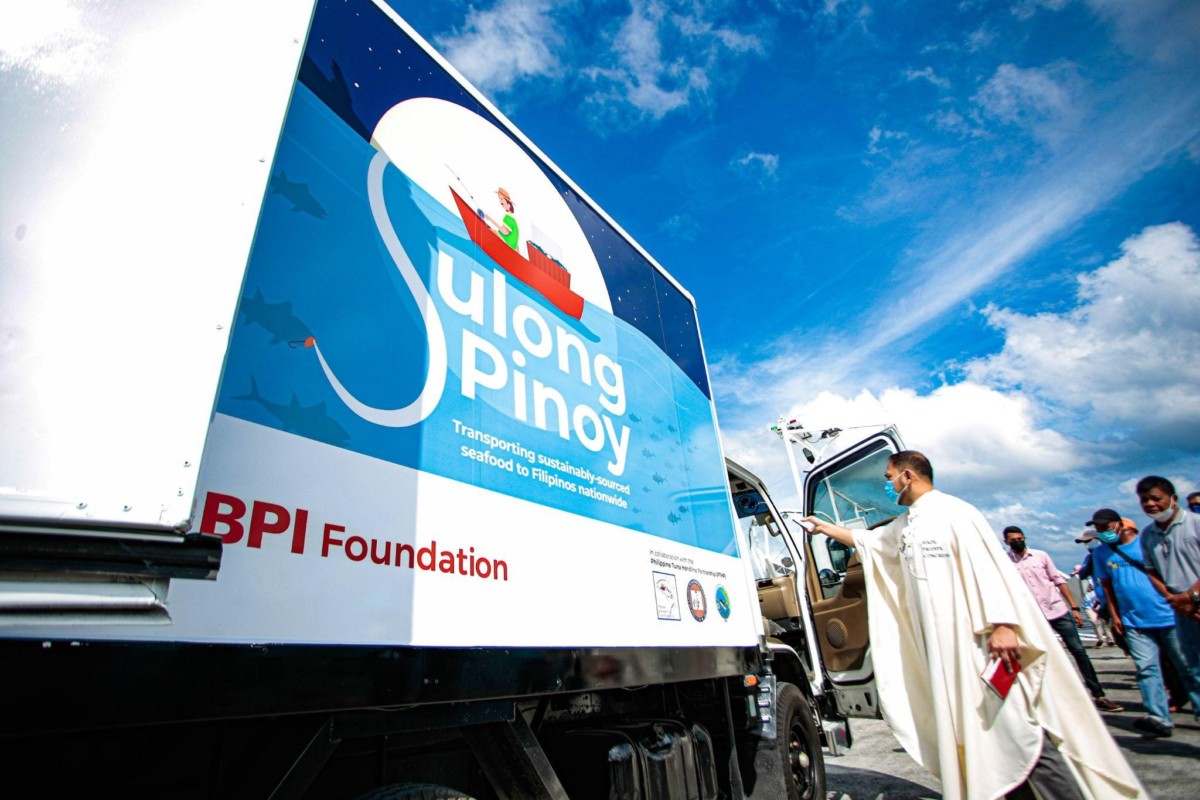 <h1>New Reefer Vans Provide Support to Handline Tuna Fishers</h1>
<p>A pair of reefer vans were delivered to small-scale handline tuna fishers from the Lagonoy Gulf and Mindoro Strait in a ceremony held in Malilipot, Albay, last October 21, 2021.</p>
<p style="text-align: right;"><a href="https://support.wwf.org.ph/resource-center/story-archives-2021/new-reefer-vans-provide-support-to-handline-tuna-fishers/" target="_blank" rel="noopener noreferrer">Read More &gt;</a></p>