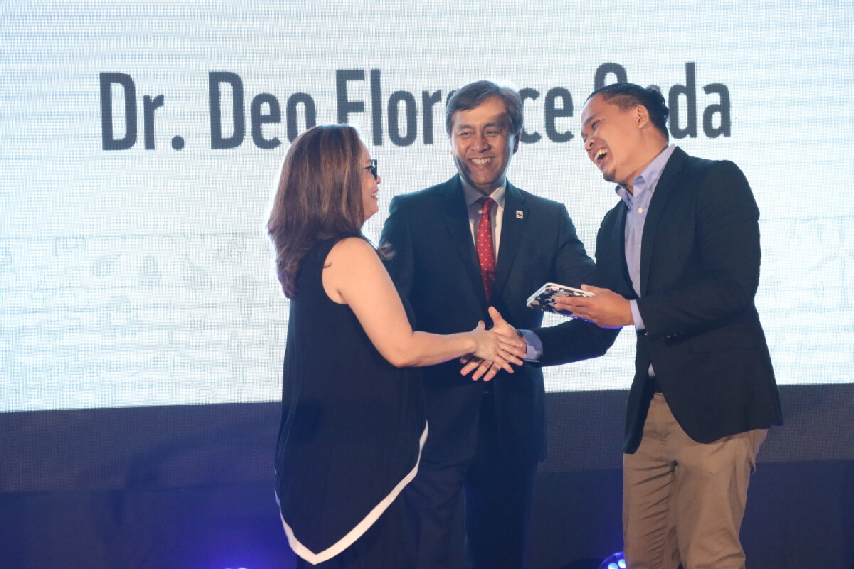 Dr. Deo Onda (right) of the UP Marine Science Institute receives his Force of Nature Award from WWF-Philippines’ Board of Trustees Chairperson Maribel Garcia (left) and National Advisory Council member Vincent Perez (center). Photo: WWF-Philippines/Matikas Santos