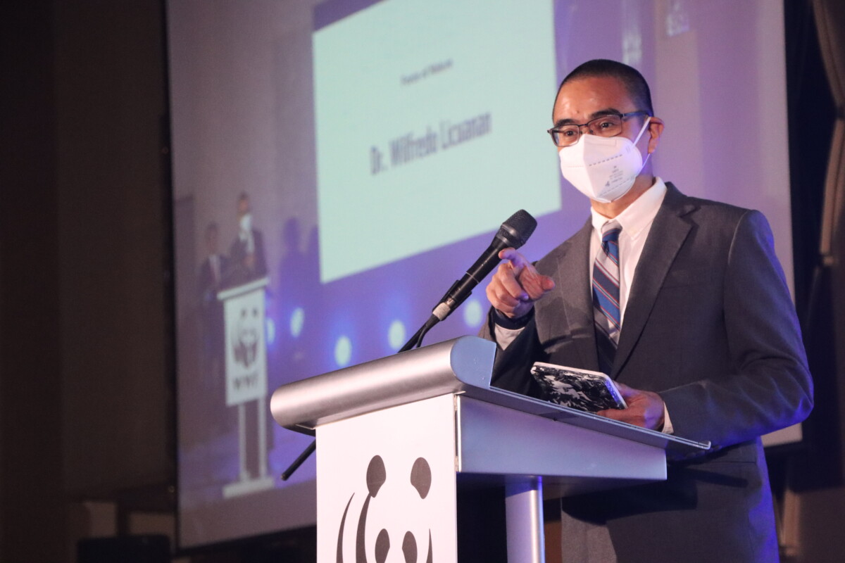 Dr. Wilfredo Licuanan receives his Force of Nature Award from WWF-Philippines for his more than 25 years of work in studying and monitoring coral reefs in the Philippines. Photo: WWF-Philippines/Matikas Santos