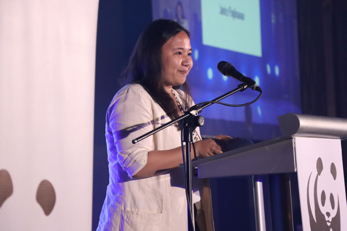 Janice Paglinawan, founder of AgriBata social enterprise from Zamboanga del Sur, received WWF-Philippines’ Force of Nature Award for dedicating her work to the advocacy of food security and production. Photo: WWF-Philippines/Matikas Santos